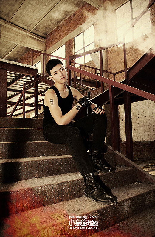 歹徒巡面无表情的看着人质,不知道在想些什么...(刚刚没揩够?泥煤!)