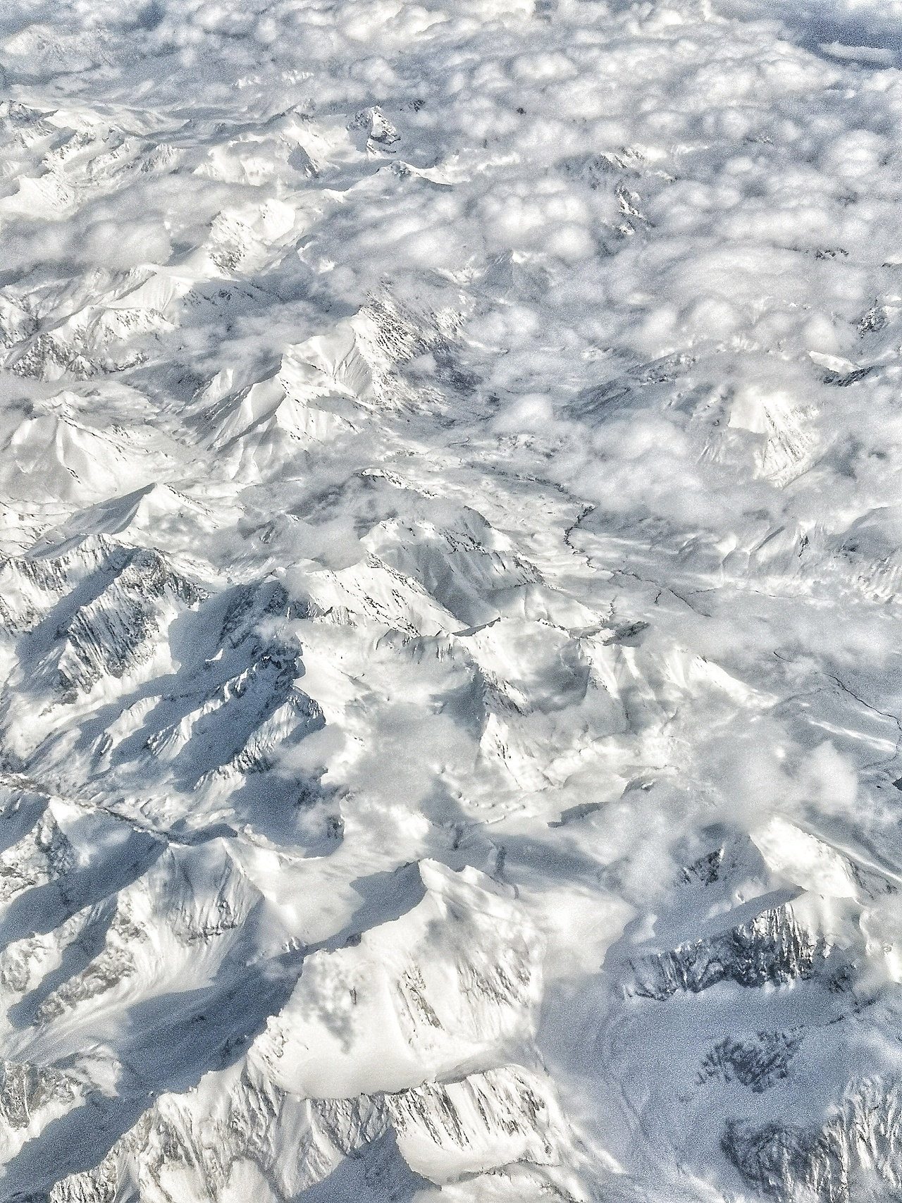 悬窗外的新疆天山和乌鲁木齐市