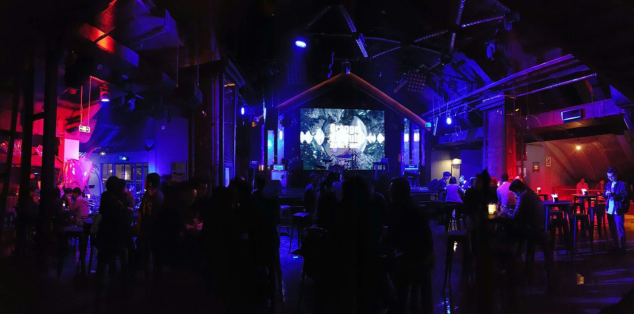 珠海涂鸦 【雾点原创涂鸦】珠海发条橙子Livehouse酒吧