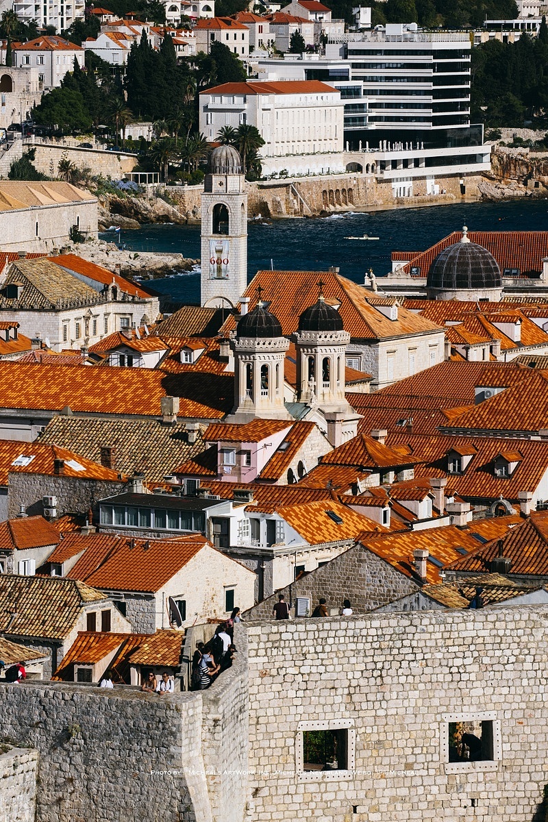 言归正传，虽然牢骚会发，但是站在这座堡垒上惊艳城的视角还是值得慢慢驻足回味的，一眼望穿说明它体量并不算大，可以看到对面海岸线上的一些新建的酒店建筑。城内的红色瓦顶翻新后非常艳丽，甚至有点炸眼0 0·····中世纪布局与建筑位置基本都保留了下来，也可以看到当时人们将教堂建筑居于很多优越且显眼的位置~虽然朴素无华，更注重实用主义吧~
