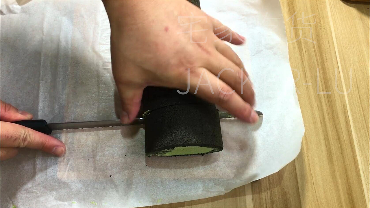 黑金抹茶卷,奶油香醇与抹茶苦甜交融在一起。