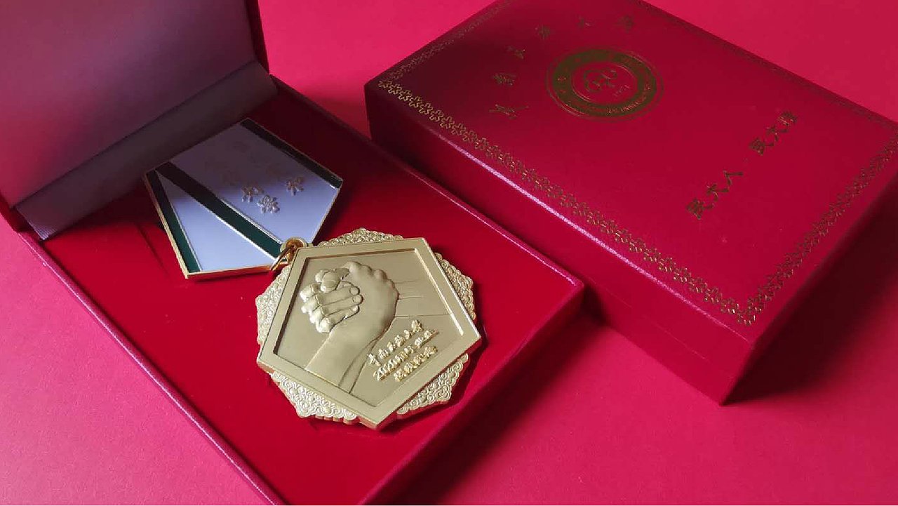 中南民族大学2020届毕业生礼物-抗疫勋章设计