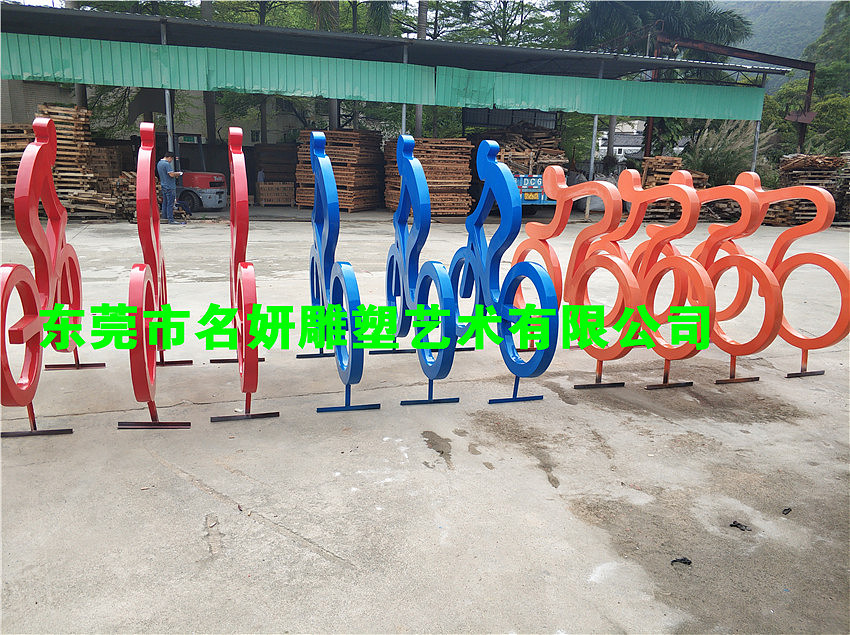 闪电奔跑的玻璃钢骑行人物雕像为市民提供穿行珍贵体验