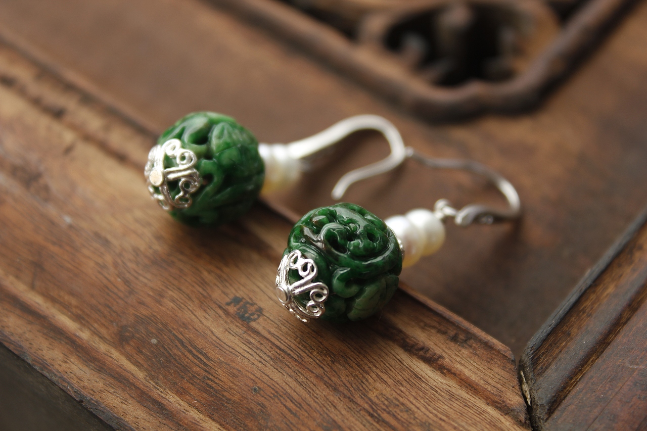 陌上诗 | 产品摄影 | 【春芽】满绿老翡翠耳环（图ZMTUxODY5NDI0） - 产品摄影 - 站酷设计师蓝色幽幽原创素材 - 站酷ZCOOL