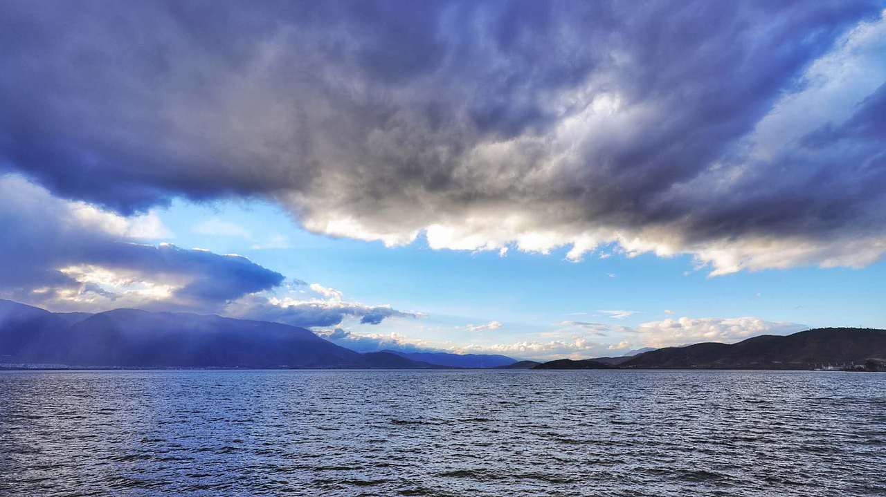云与海相恋,在灰蒙蒙的时候约会,在天边接吻......
