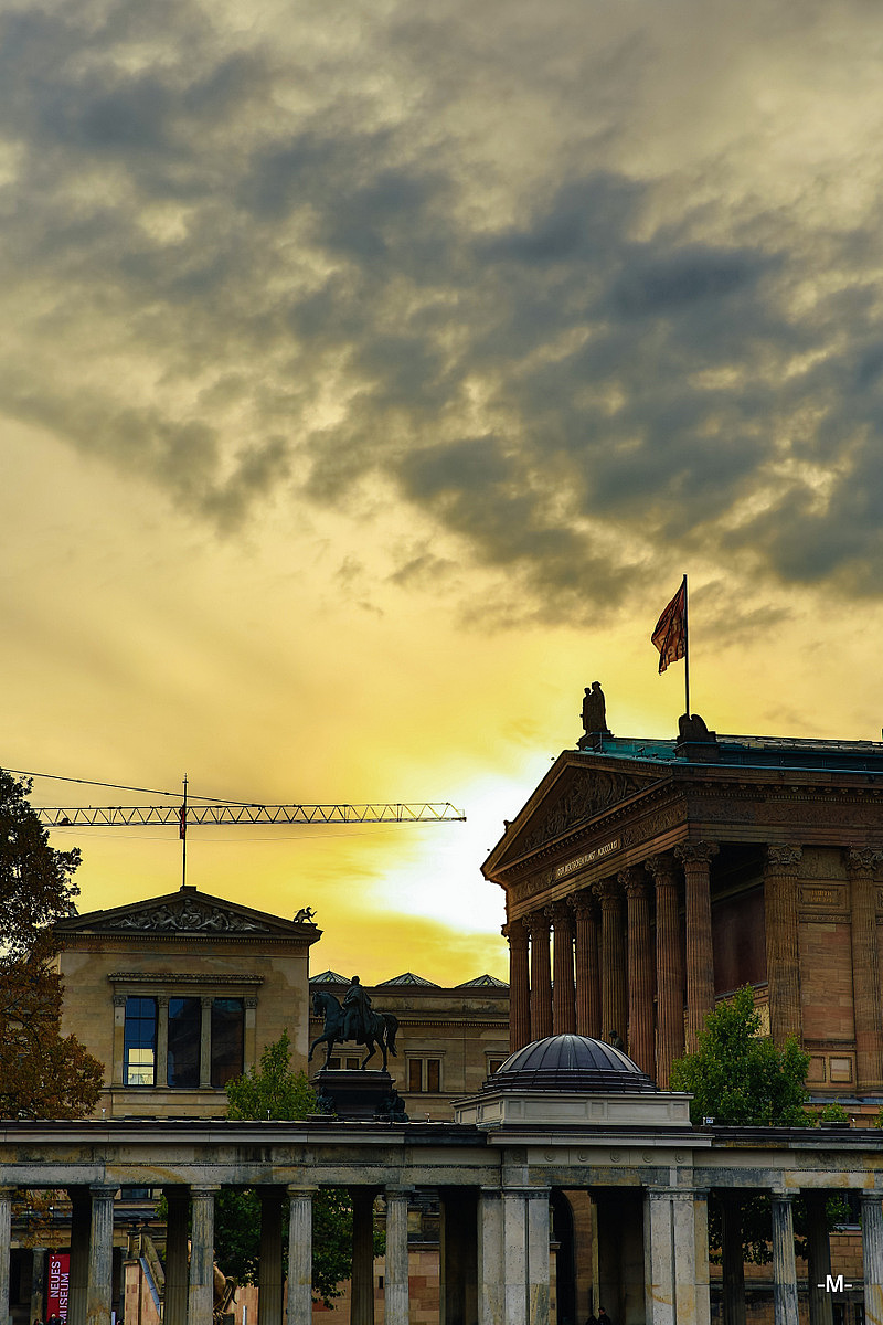 在夕阳落下之前，来到了博物馆区的对岸，看着对面老美术馆的古罗马建筑映衬着夕阳的画面，与天空中片片的细云，恢复了状态的我立马又变得鸡血难耐~~值得一提的是老美术馆的外圈回廊，忒好看了~！