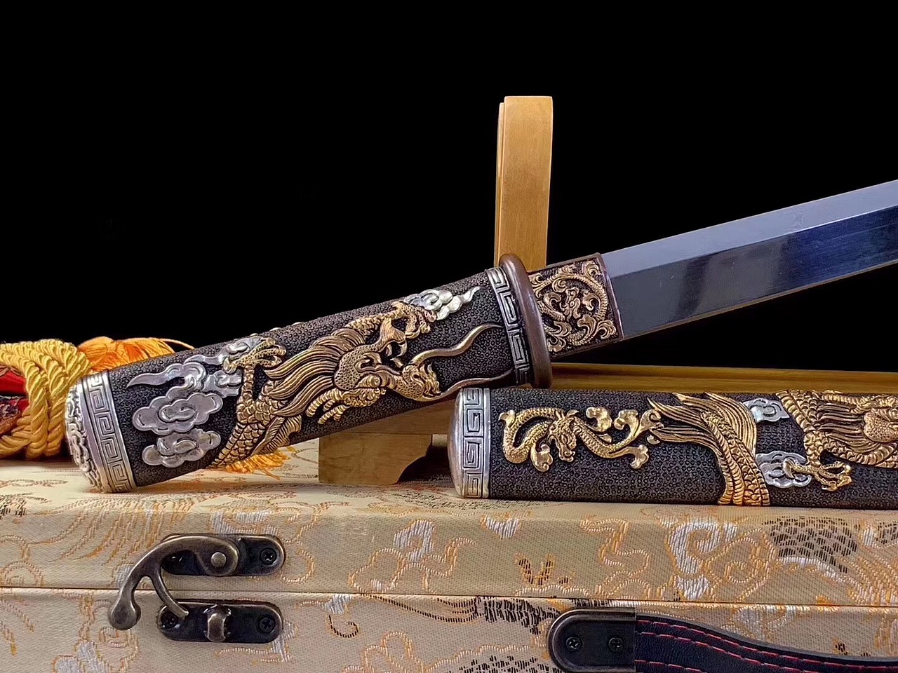 寒气逼人 鎏金鎏银九龙唐刀