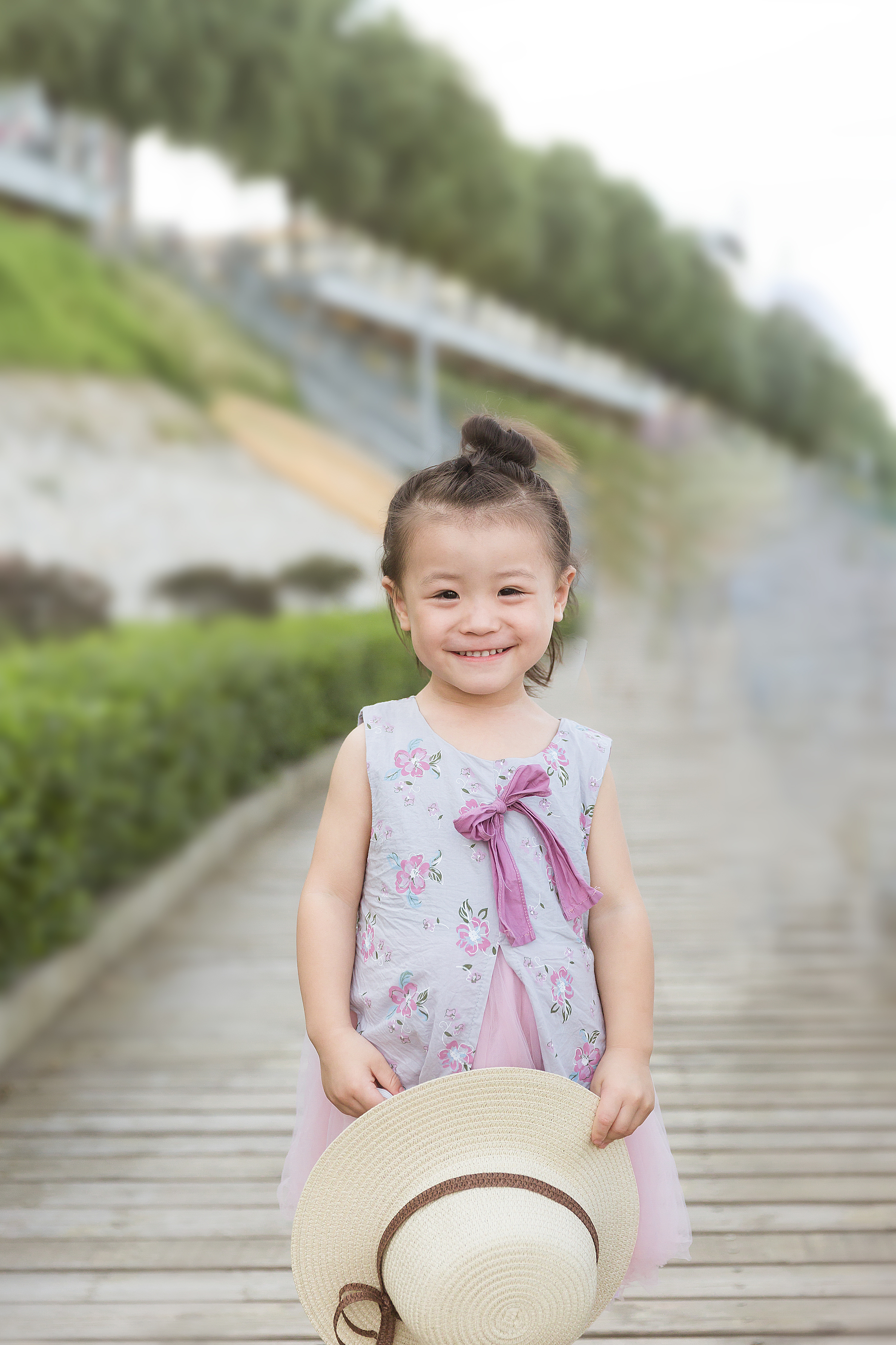 带草帽的小姑娘