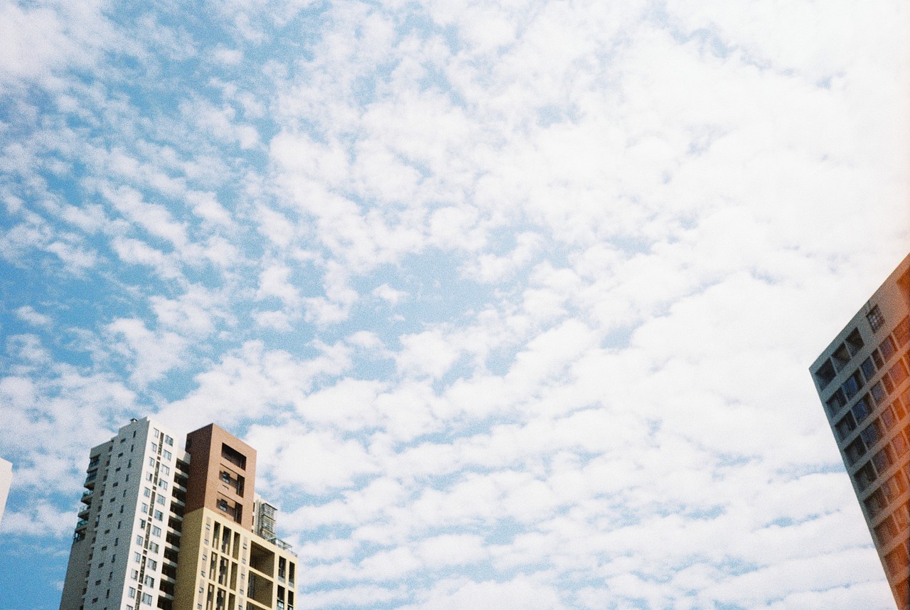 抬头的蓝天白云