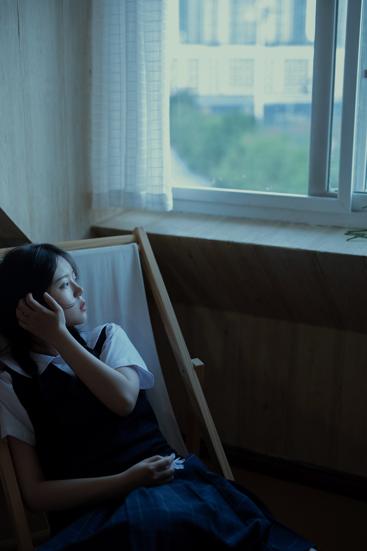 深蓝色的窗边|摄影|人像摄影|芥茉在拍照 - 原创作品 - 站酷 (zcool)