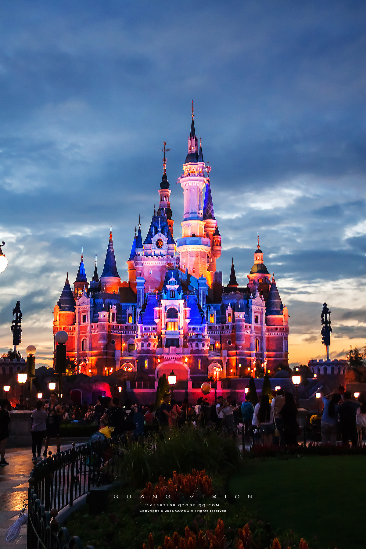 世界上最具知名度和人气的主题公园“迪士尼世界主题游乐园”设计.