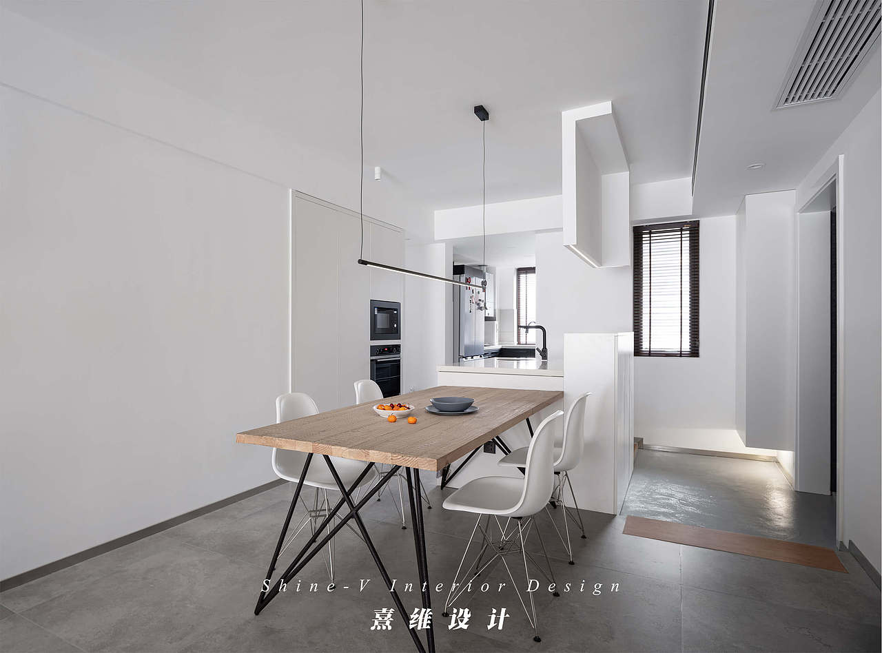 ▲“餐厨一体”是现代住宅中常见的生活场景,选择这般满目的白色、极简的线条保证了功能复合空间中的最佳的稳定感与秩序感。