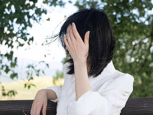 她