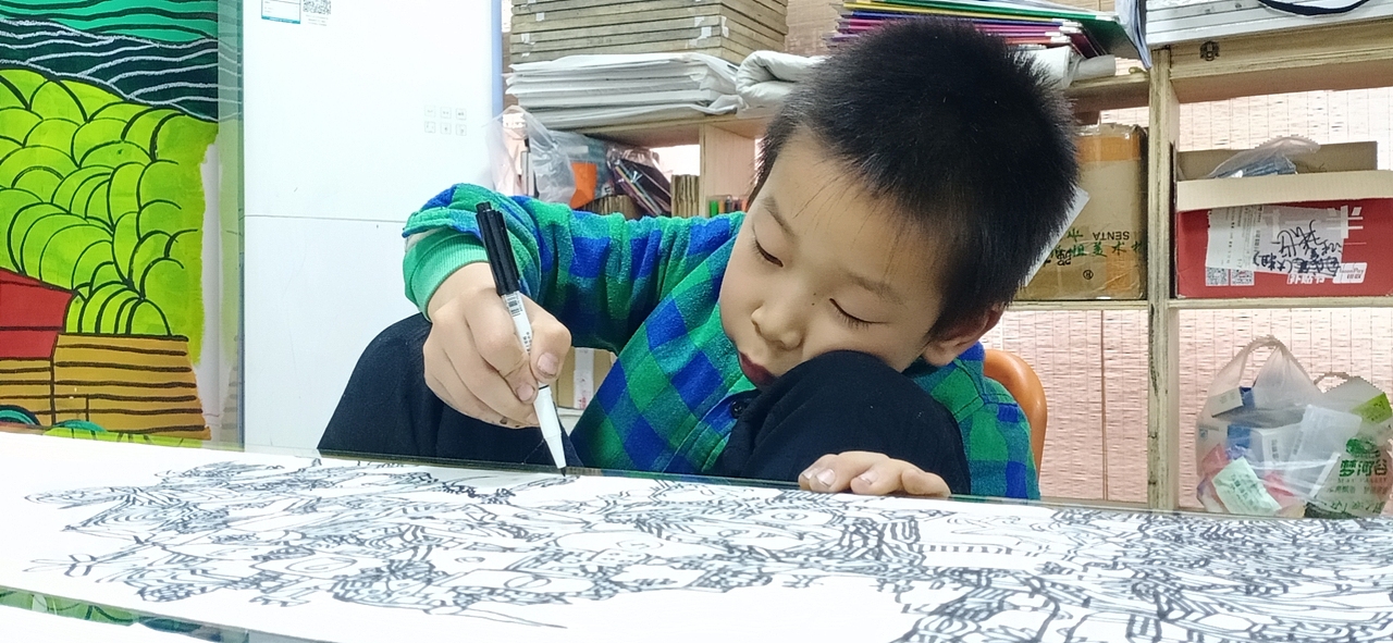 8岁孩子画作《造机器人的工厂》