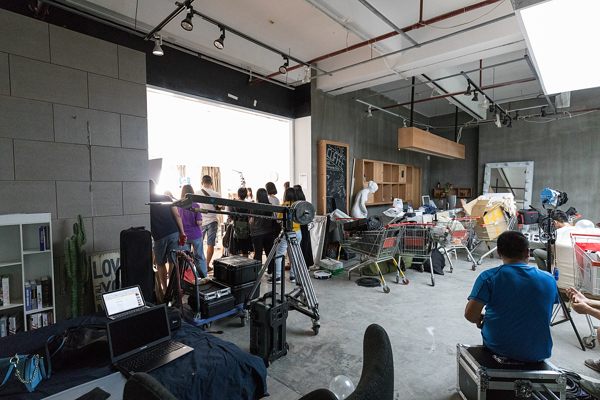 随手拍丨扫地机器人片场跟拍图片、花絮