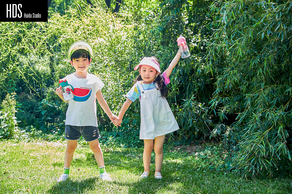 儿童水壶外景模特拍摄（图ZMTYxNDE5MDA4） - 人像摄影 - 站酷设计师HDS灰度电商原创素材 - 站酷ZCOOL