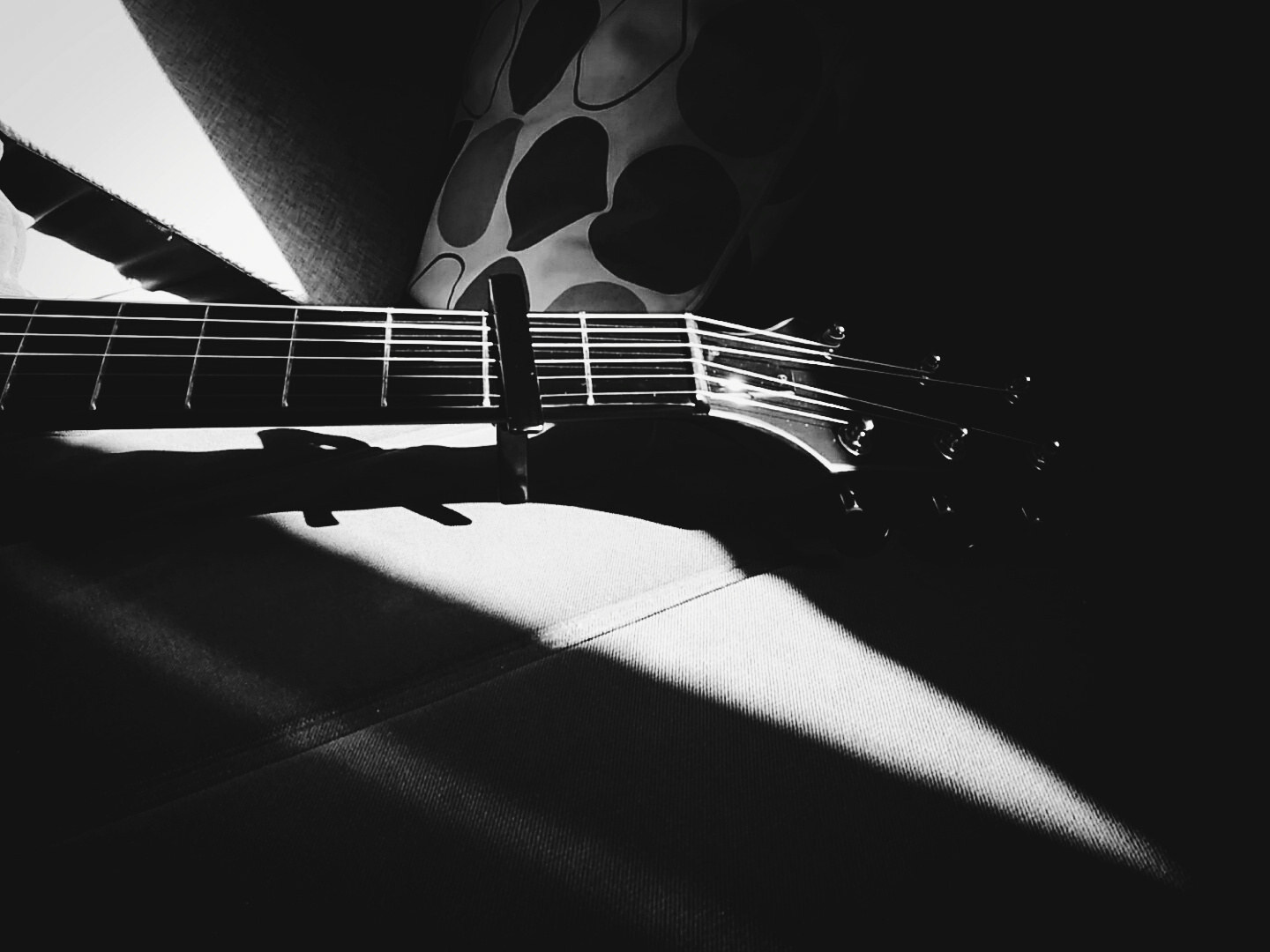 女生抱吉他背影实物摄影照片免抠png素材【免抠元素PSD】-90设计网