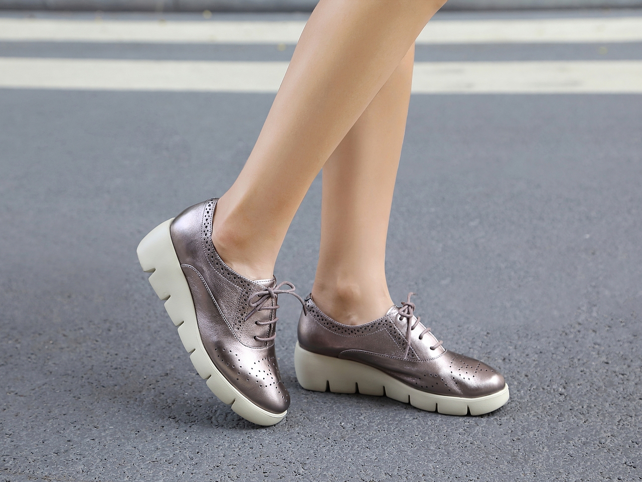 电商网拍  时尚女鞋拍照 室外模特拍摄 摄影图片