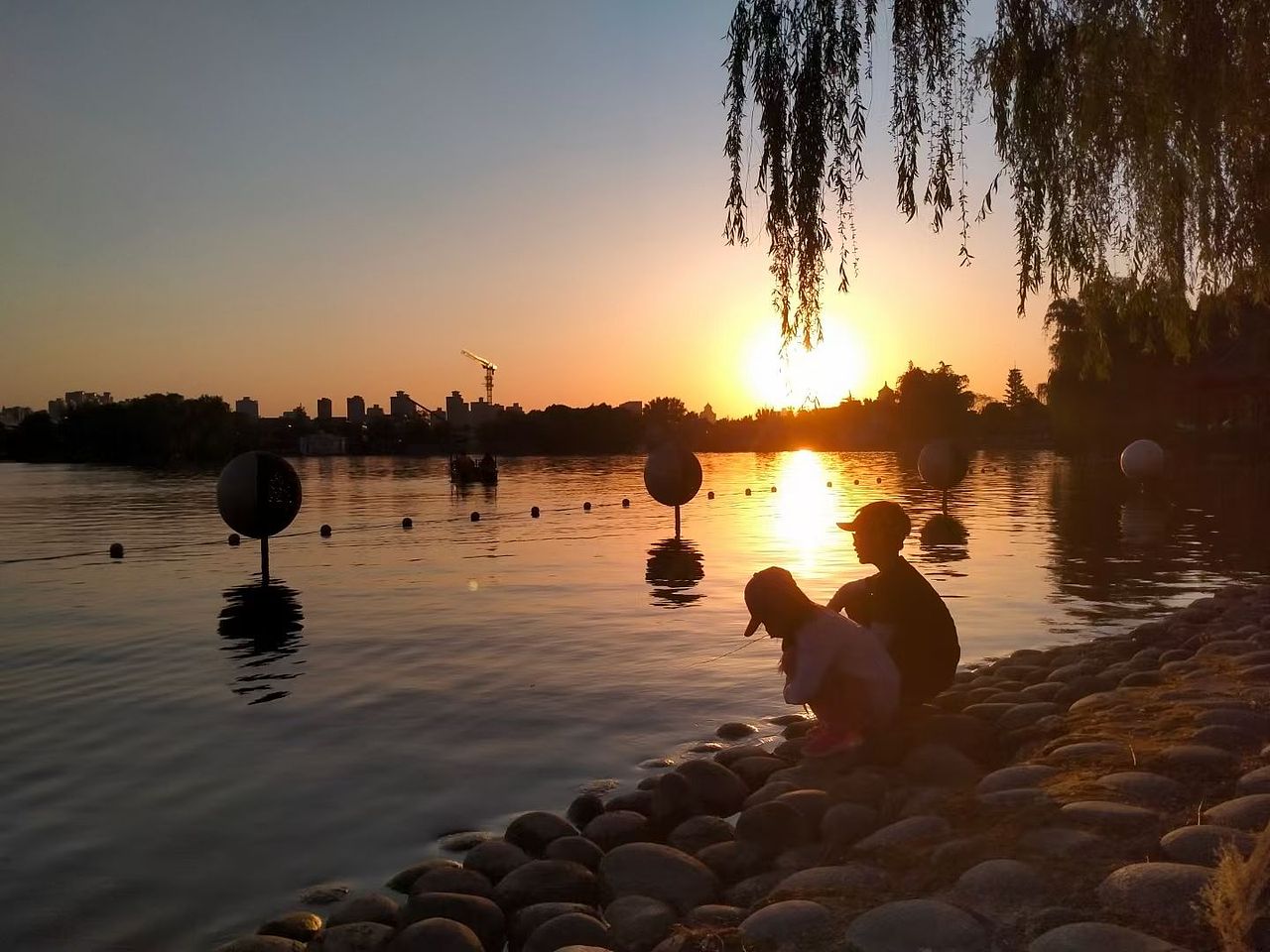 夕阳下的湖边的小兄妹（图ZMzAwMDA2ODg4） - 时尚/艺术摄影 - 站酷设计师蓝爱原创素材 - 站酷ZCOOL