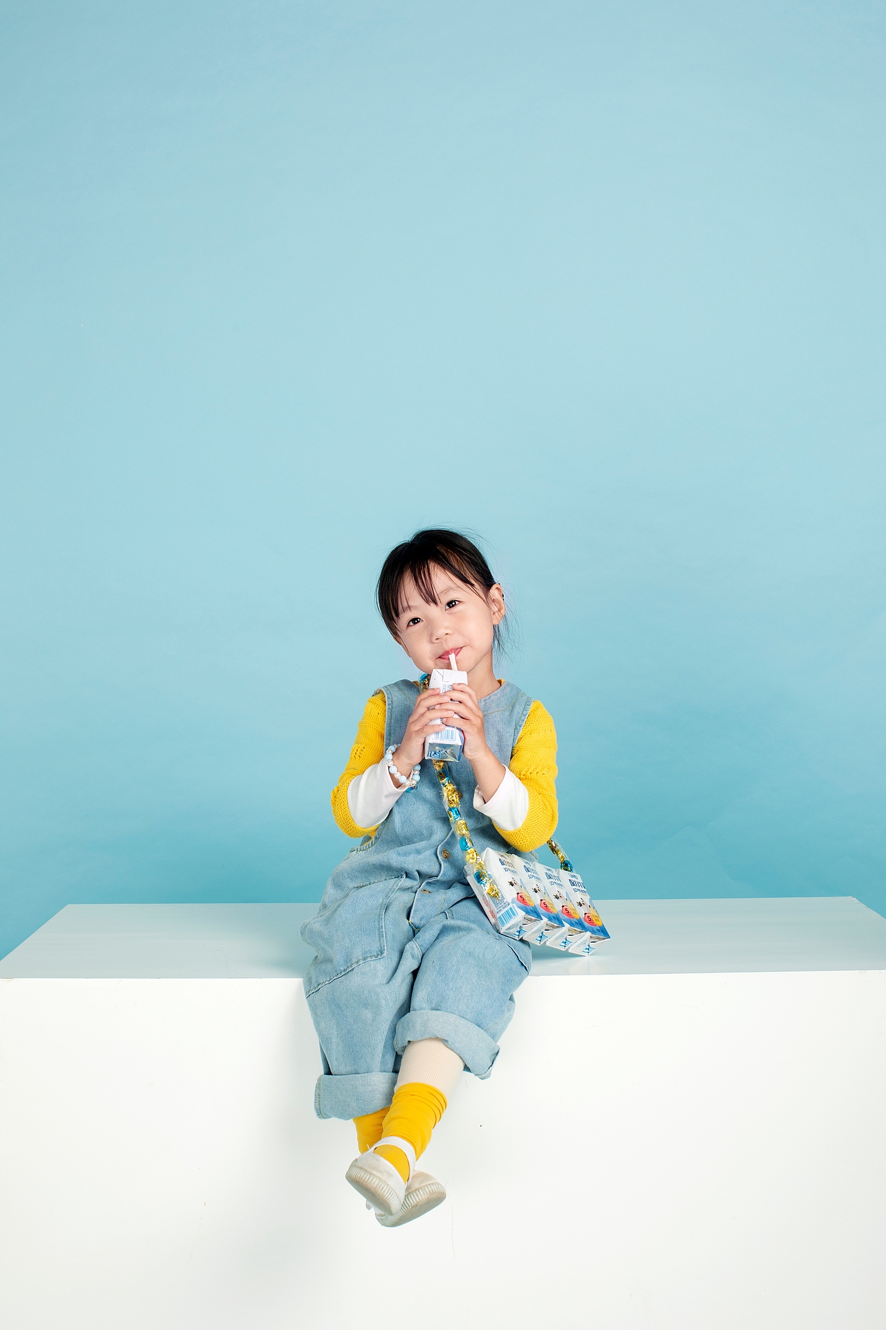 QQ星零食包平面摄影作品（图ZMjkyOTQwNzYw） - 人像摄影 - 站酷设计师深圳那片蓝天广告原创素材 - 站酷ZCOOL