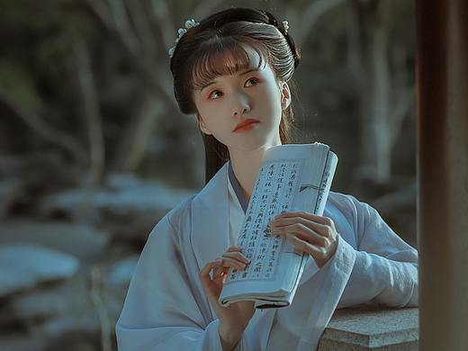 秋意浓             红蓼丹枫一色秋,楚云吴水共悠悠。