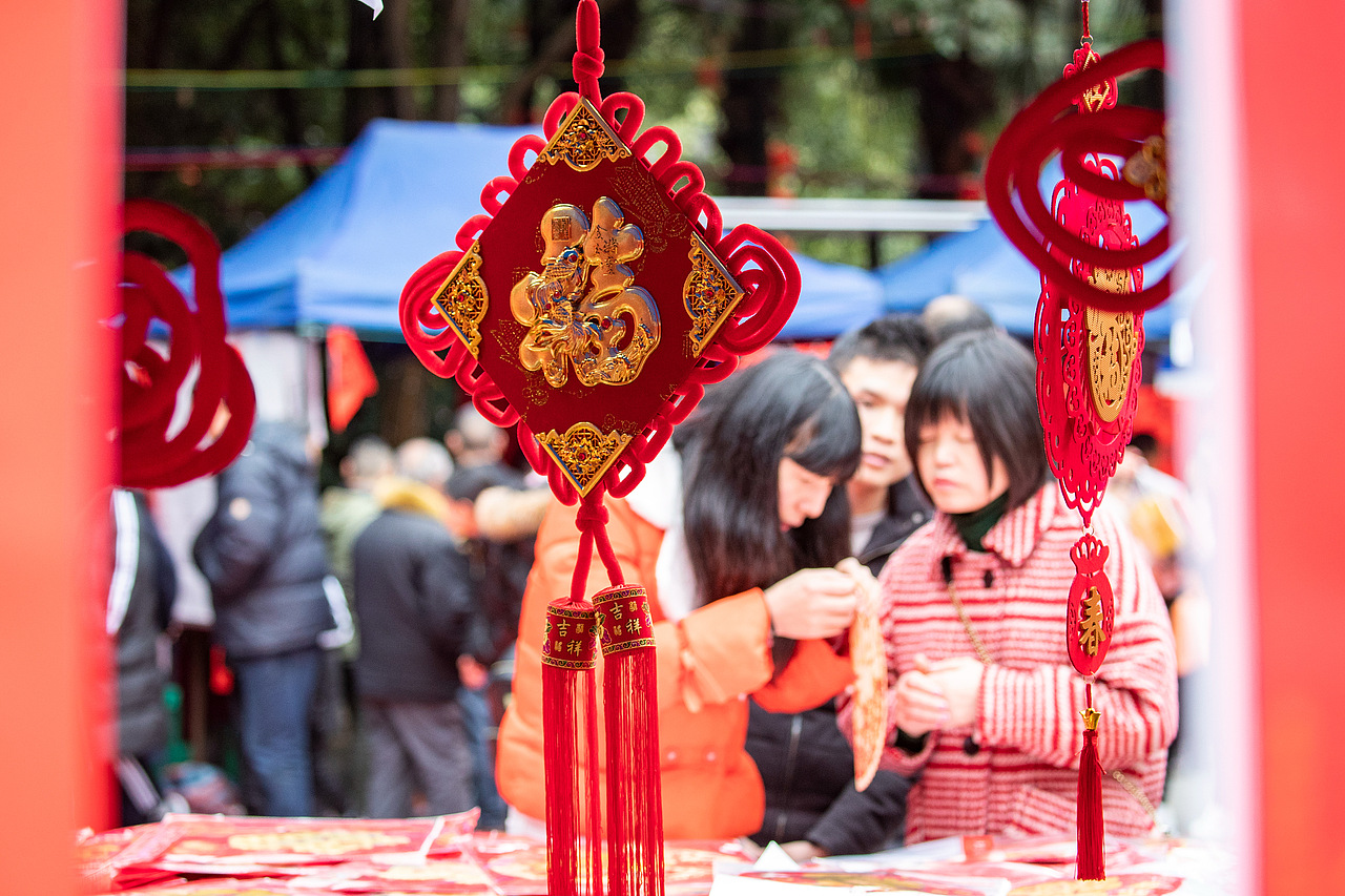 2019年1月29日,市民在重庆市南川区鼓楼广场选购新年饰品。
