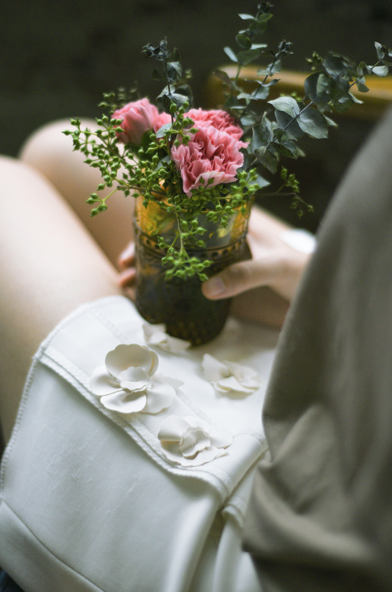 手捧一束花 轻嗅那花香