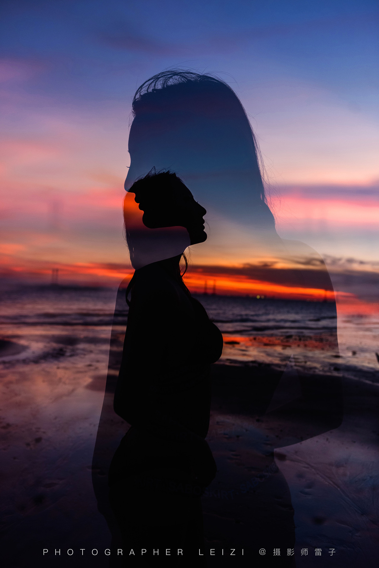 夕阳下母子牵手漫步于海边高清图片下载-正版图片500248741-摄图网