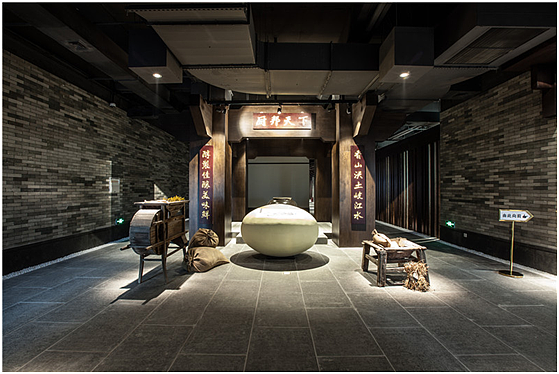 博物馆不仅仅是对厨邦品牌文化的强调，更大而化之的将纪念对象推至旧日生活方式。在这一点上，建筑功用与美学理念达成了一致，在古雅沉静的空间中，人们可以慢下来，体会农耕文化的缓慢节奏，体会厨邦推崇的精细，更体会这种推崇背后的历史内涵。在紧张有序的参观之后，人们也可以在这里得到休息。
三楼是整个博物馆的核心展区。布局仿照西关大屋的形式，中间是大堂，三面为回形闭路式的展厅，由灯光来制造深邃、神秘的强烈吸引力空间。<br>