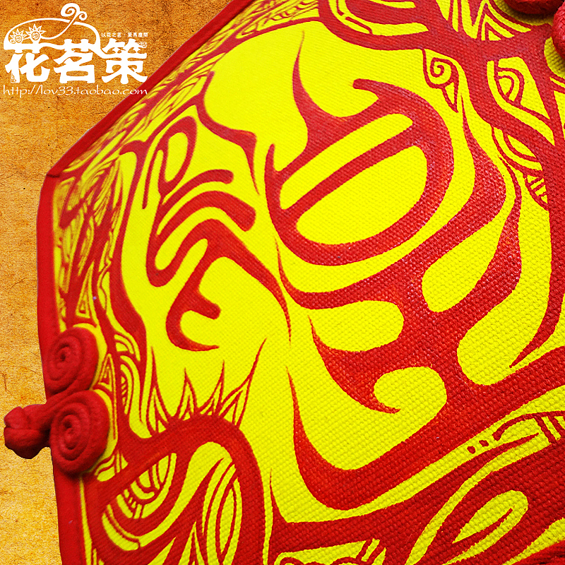 红色搭配黄色·寓意龙凤呈祥·周围花纹环绕视为华丽祥和之意·