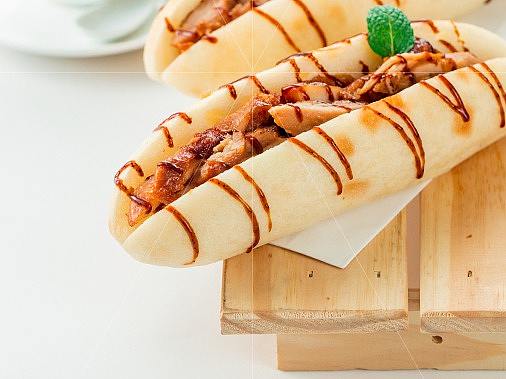 黑椒鸡排热狗