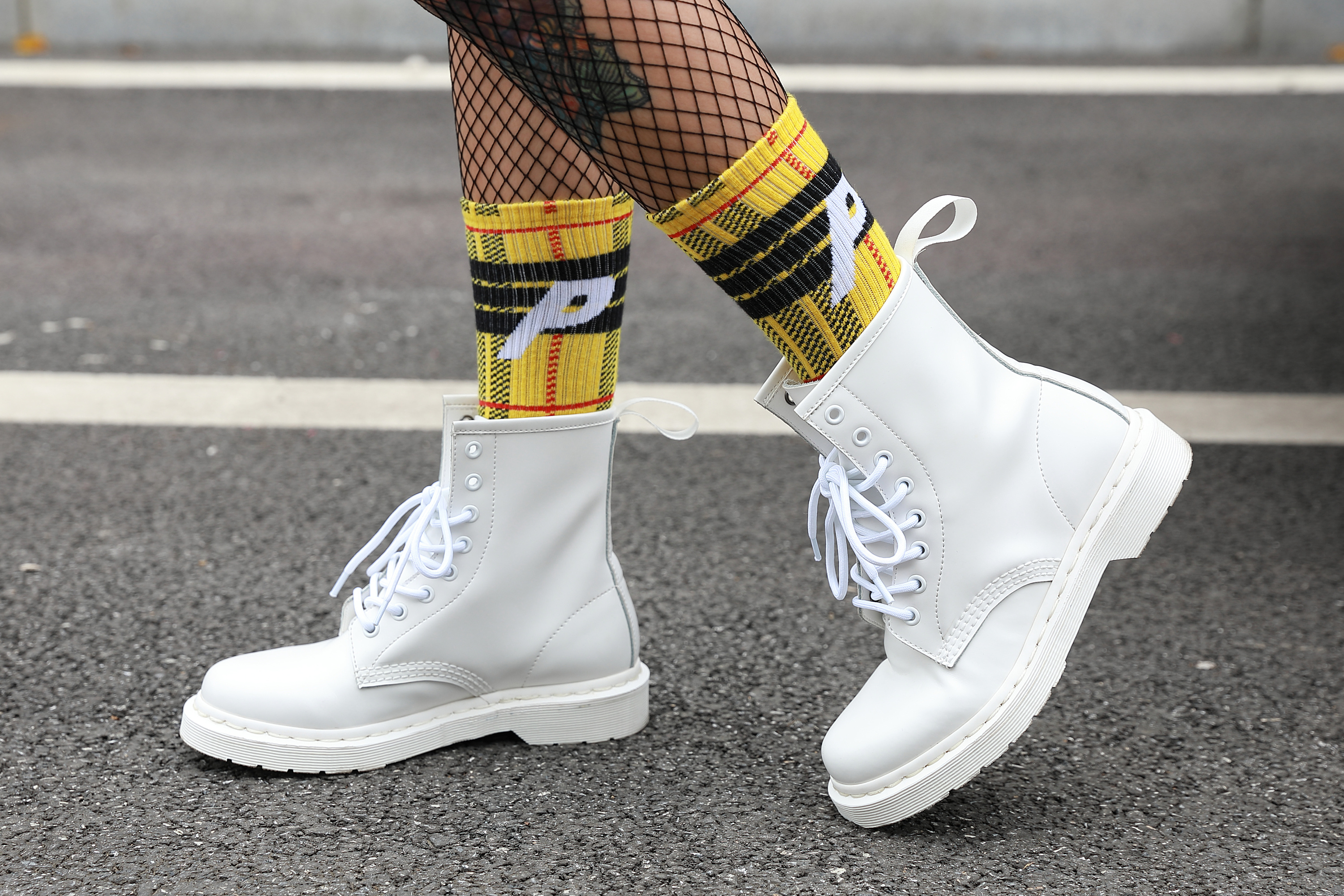 广州金也摄影公司|鞋子模特产品场景白底创意造型拍摄