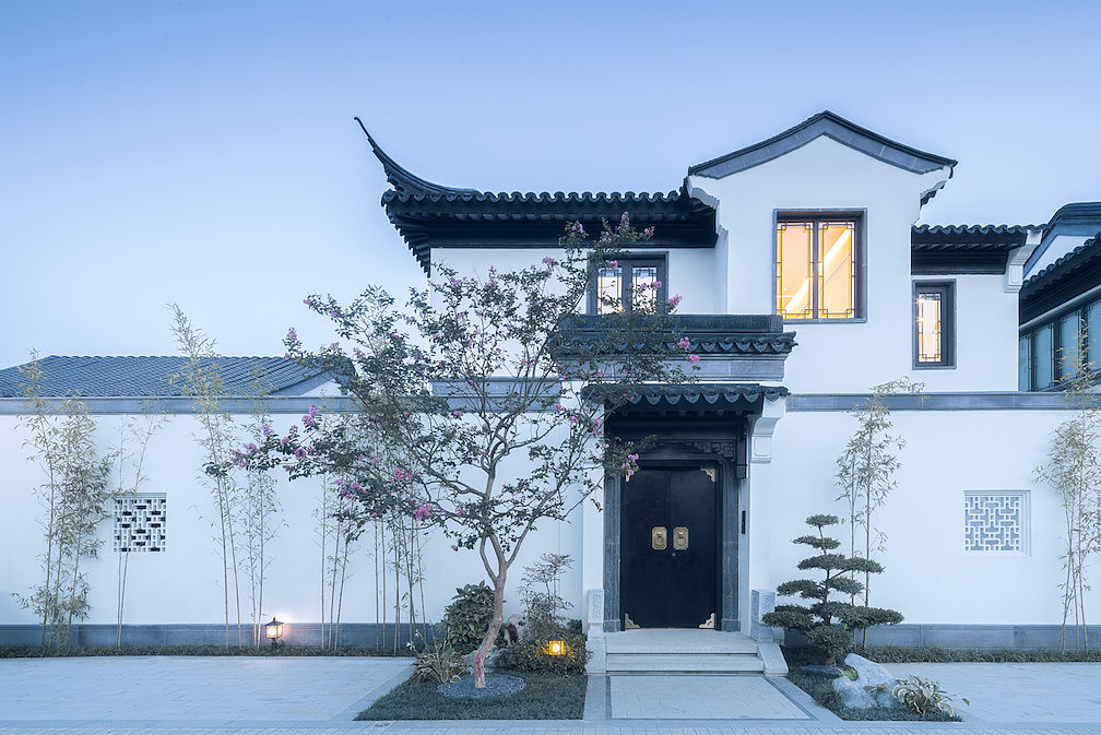 建筑充分融入国画水墨山痕,以黑、白、灰三种主要色彩