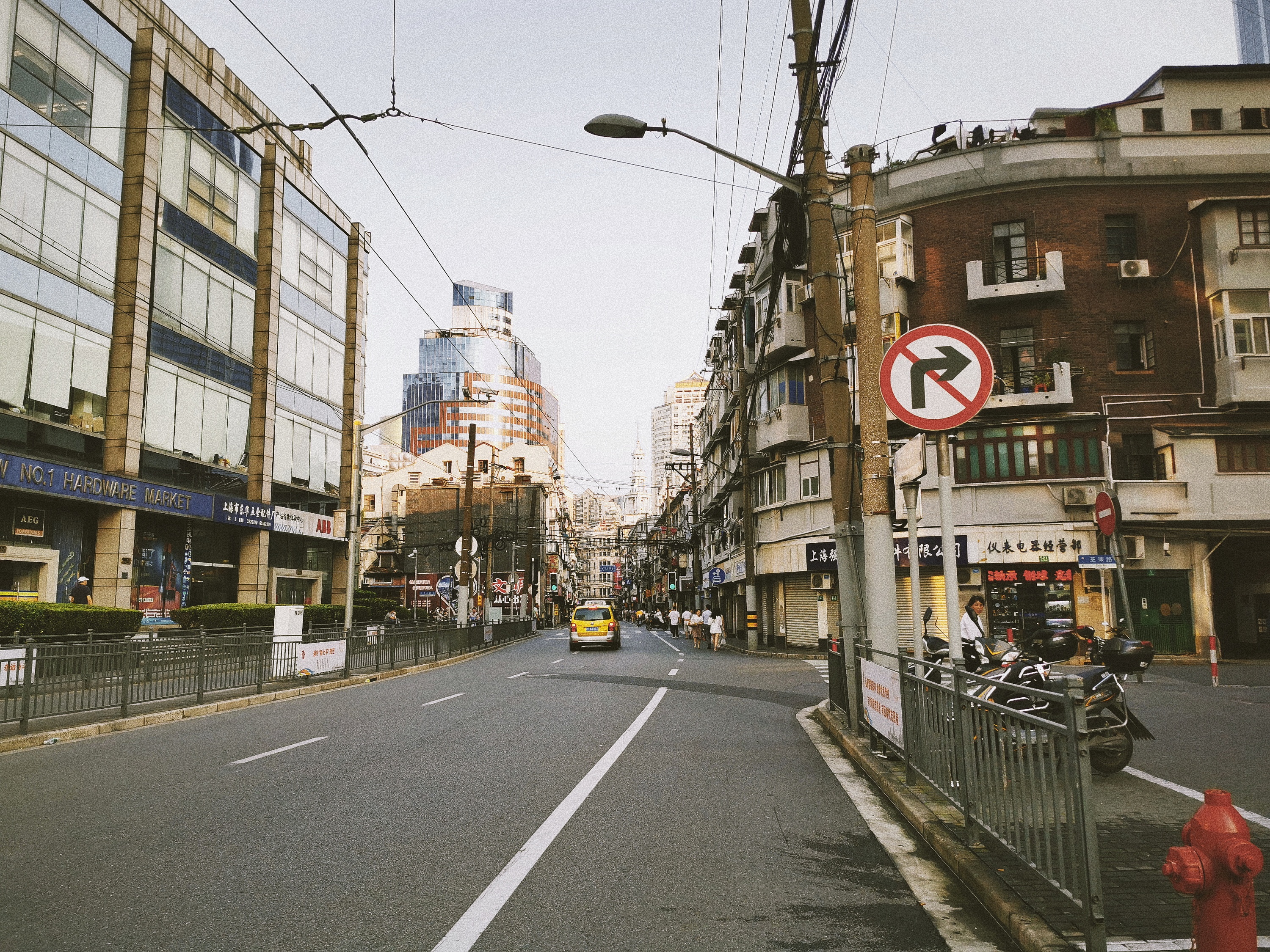 日本东京歌舞伎町一番街街景照片摄影图片_ID:389781799-Veer图库