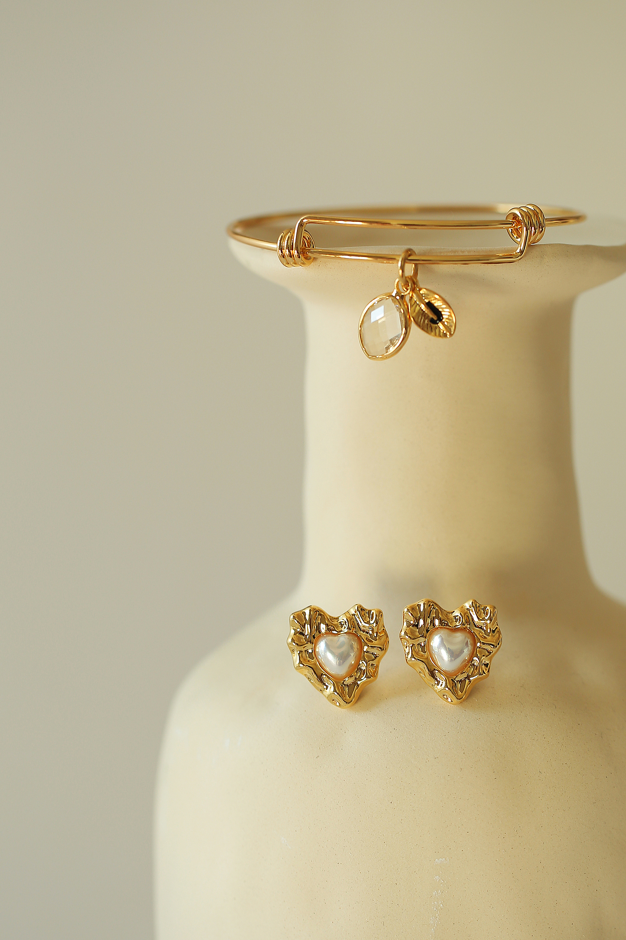 摄影配饰,耳环戒指,场景简约风格拍摄。