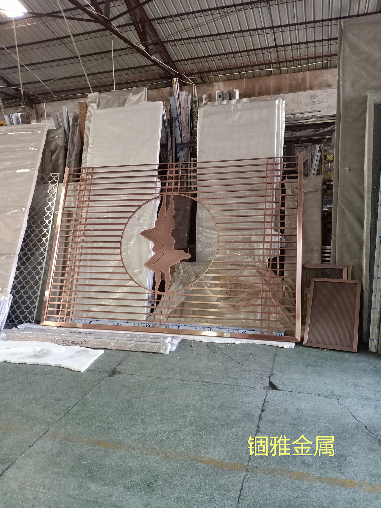 家庭装修仿古铜铝板镂空屏风花格装饰艺术效果极好（图ZMjU3MTUzMDgw） - 家装设计 - 站酷设计师锢雅18566019743原创素材 - 站酷ZCOOL