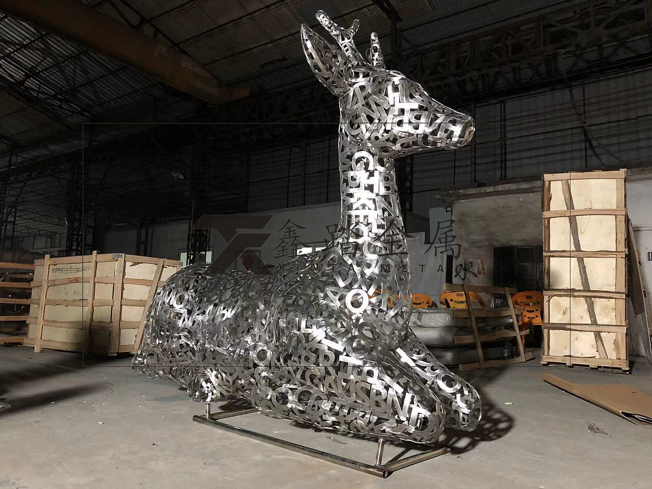 不锈钢字母锻造镂空梅花鹿雕塑、从内致外仙气飘然奇景