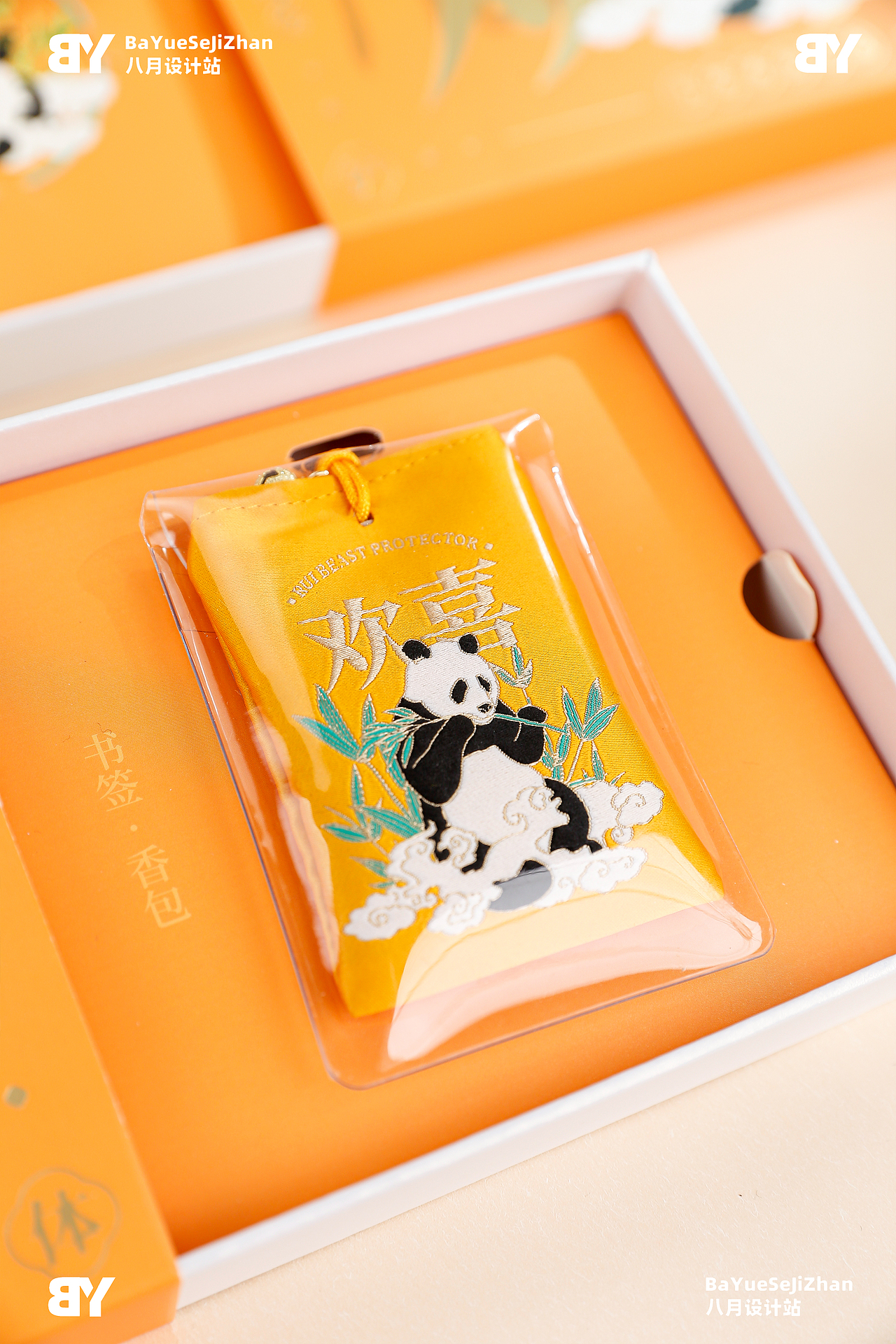 國潮文創(chuàng)《熊貓御守書簽》禮盒拍攝（圖ZMzY1ODEzNTk2） - 產(chǎn)品攝影 - 站酷設(shè)計(jì)師八月設(shè)計(jì)站原創(chuàng)素材 - 站酷ZCOOL