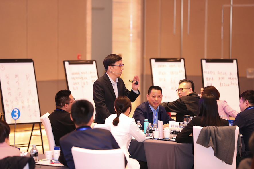 定位专家顾均辉现场演讲图