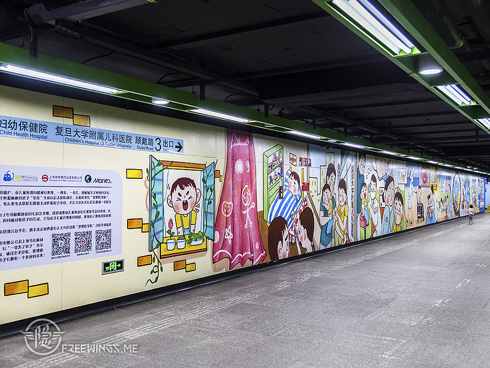 这幅墙绘画面讲述了我们的主角,一个热爱画画的孩子"乐乐",生病以后去