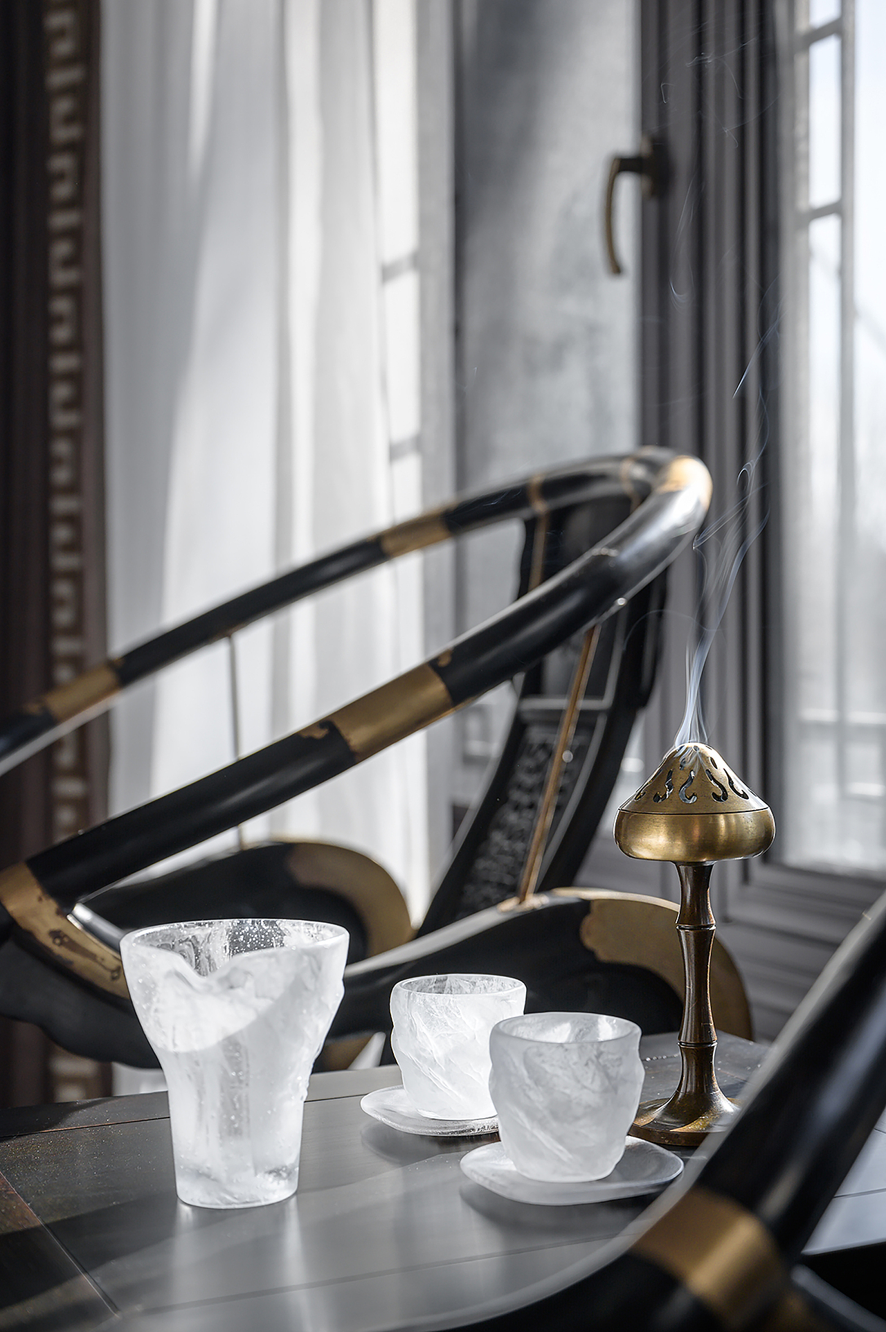 四合院是一种景观、一种艺术,更是一种向往的生活。南宋诗人陆游有诗句——残花已觉胭脂淡,煮酒初尝琥珀浓。描写自己在家里煮酒赏花的场景,闲居于院,清雅恬静的文人生活跃然纸上。铂蓝·五龙巷除方正舒朗的中庭之外,独立的侧院、后院、南院,以及宽敞的阳光地下室,赋予家中不同的生活时空。
A quadruple courtyard is a landscape, an art, and a sought-after life. Lu You (1125–1210), a poet in the Southern Song Dynasty (1127–1279), had a poem which read “In remnant flowers she feels her fading rouge; In cooking wine, she takes a first sip of the amber-colored thick liquid.” He described the scene of himself cooking wine and admiring flowers at home. Living idly in his courtyard, he gave a vivid depiction of his elegant and quiet life as a letterman. In Bolan·Five Dragons Lane, in addition to the square, comfortable and bright atrium, there are also an independent side courtyard, backyard, south courtyard, as well as the spacious sunshine-drenched basement, giving families different living realms.