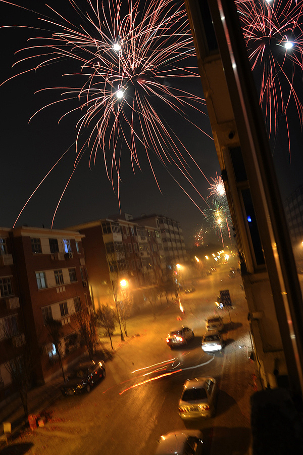 大年三十,放炮声连成一片了都,虽然关着窗户,烟味还是一个劲往屋里窜