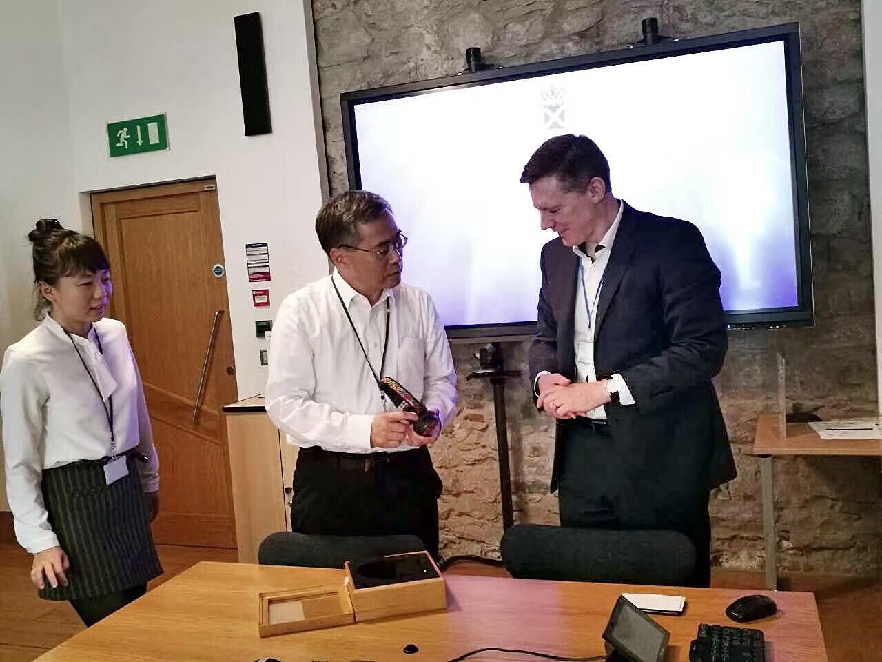 收入英国博物馆的巫&哈密刺绣 巫耳机 耳机 头戴式耳机