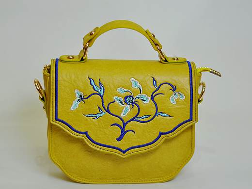 《前世今生》系列缠枝纹刺绣包