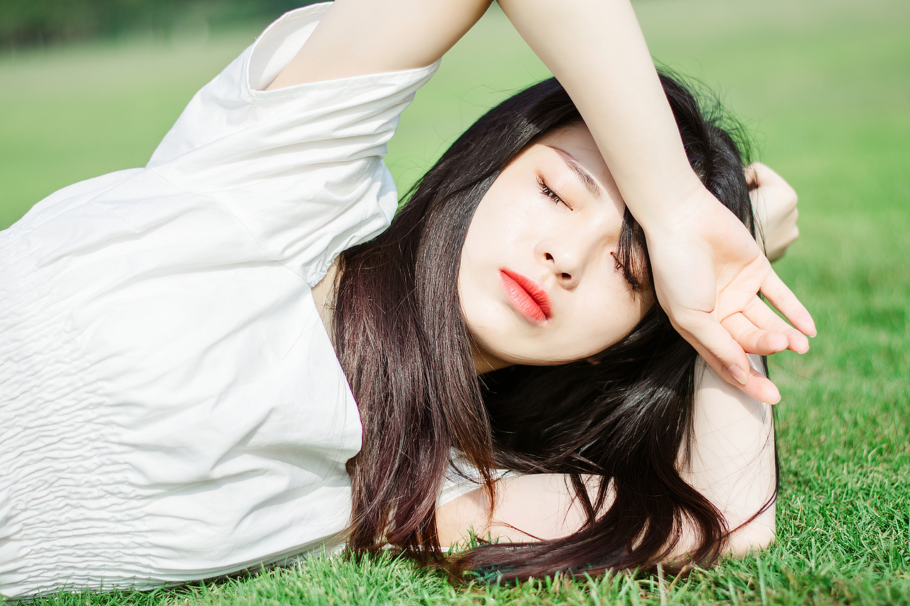 草坪上的舞蹈（图ZMjE1ODE4MjY4） - 人像摄影 - 站酷设计师瑟瑟棉六原创素材 - 站酷ZCOOL
