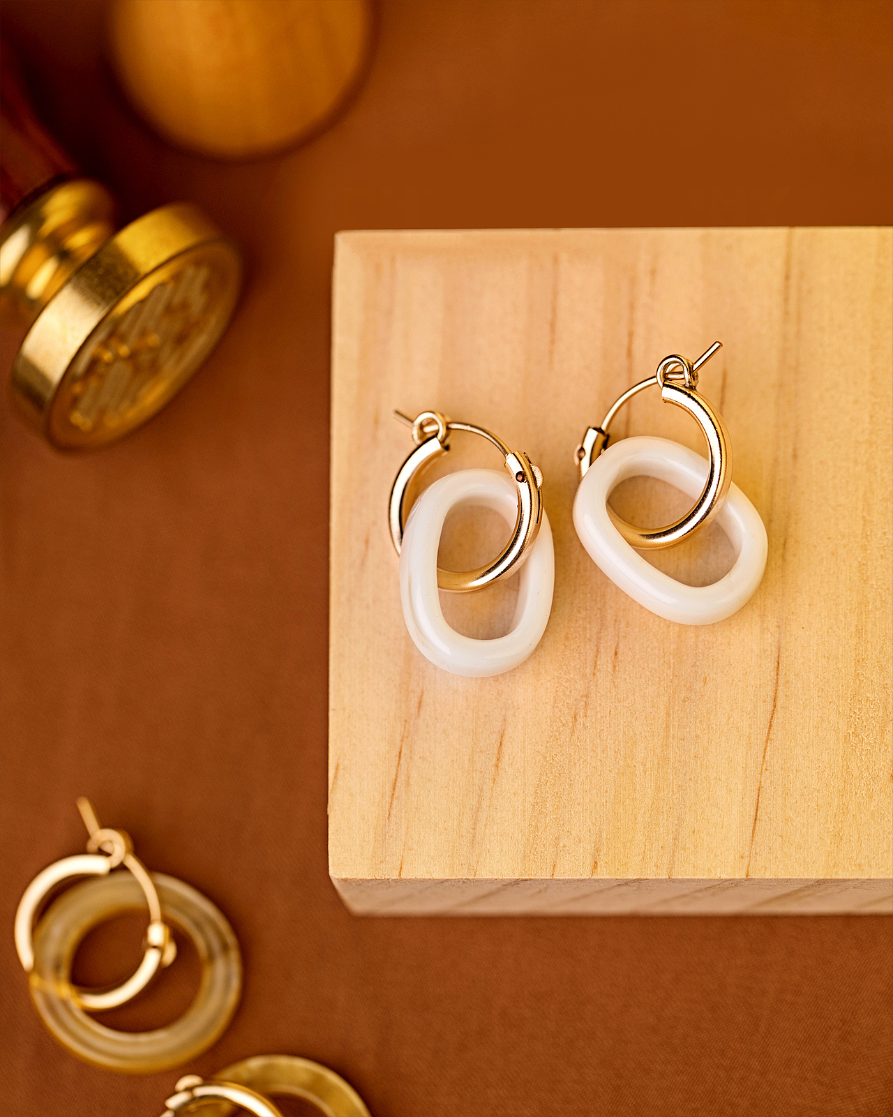 recco/亚克力创意手工首饰/一组暖色静物拍摄