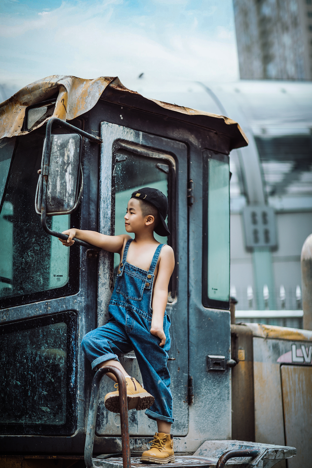 开着保时捷去修挖掘机的修理工（图ZMzE3OTUzNDgw） - 人像摄影 - 站酷设计师王艺萌原创素材 - 站酷ZCOOL