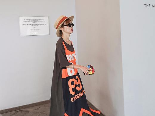 字母嘻哈裙拍摄