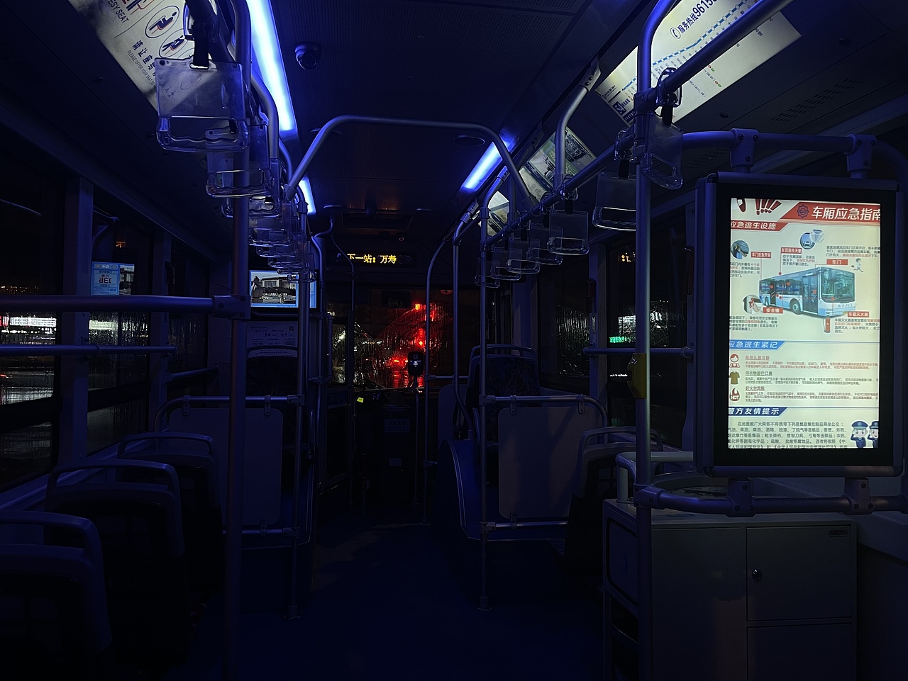 雨天 公交 夜晚（图ZMjY2MzkxMzYw） - 风光摄影 - 站酷设计师崂山盗圣原创素材 - 站酷ZCOOL