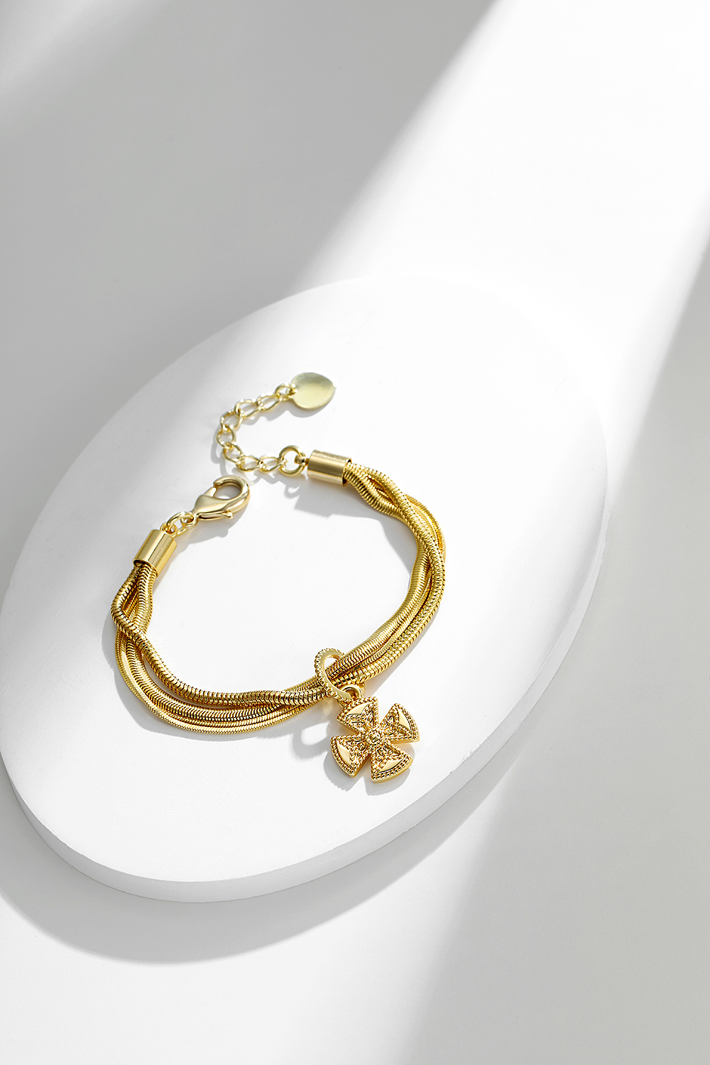 电商日常拍摄 简约场景 胸针 耳钉 项链 手链 戒指（图ZMjg1MzUzNjQ0） - 产品摄影 - 站酷设计师广州小韩原创素材 - 站酷ZCOOL